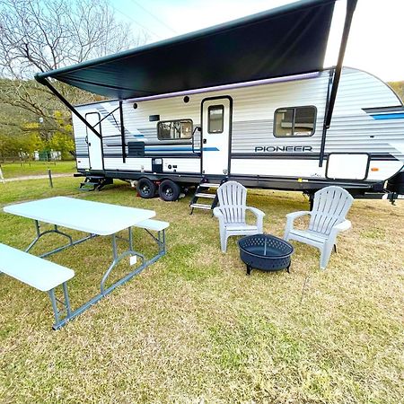 Rv Located On Private Property, Providing Access To The Guadalupe River, Accommodates Up To 5 Guests Ню Браунфелс Екстериор снимка
