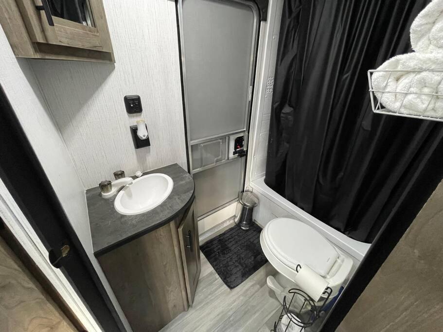 Rv Located On Private Property, Providing Access To The Guadalupe River, Accommodates Up To 5 Guests Ню Браунфелс Екстериор снимка