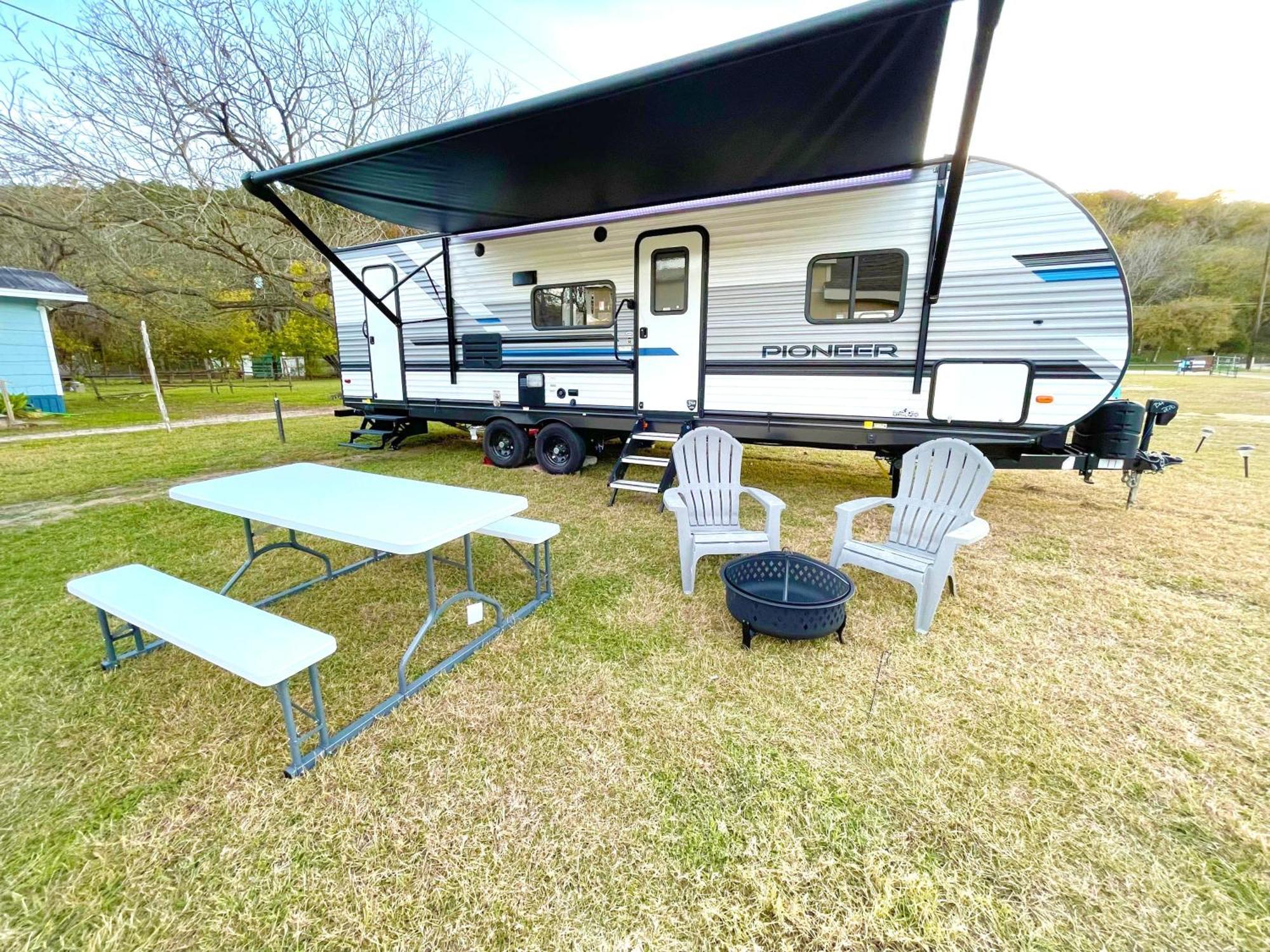 Rv Located On Private Property, Providing Access To The Guadalupe River, Accommodates Up To 5 Guests Ню Браунфелс Екстериор снимка